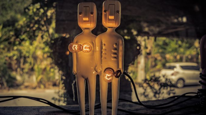 deux petites statues avec les empules électiques désignants une femme et un homme aupres quel cela signifie la cicronference du pénis