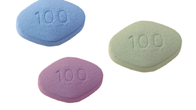 trois pilules d'une couleur différente en renfermant une substance active